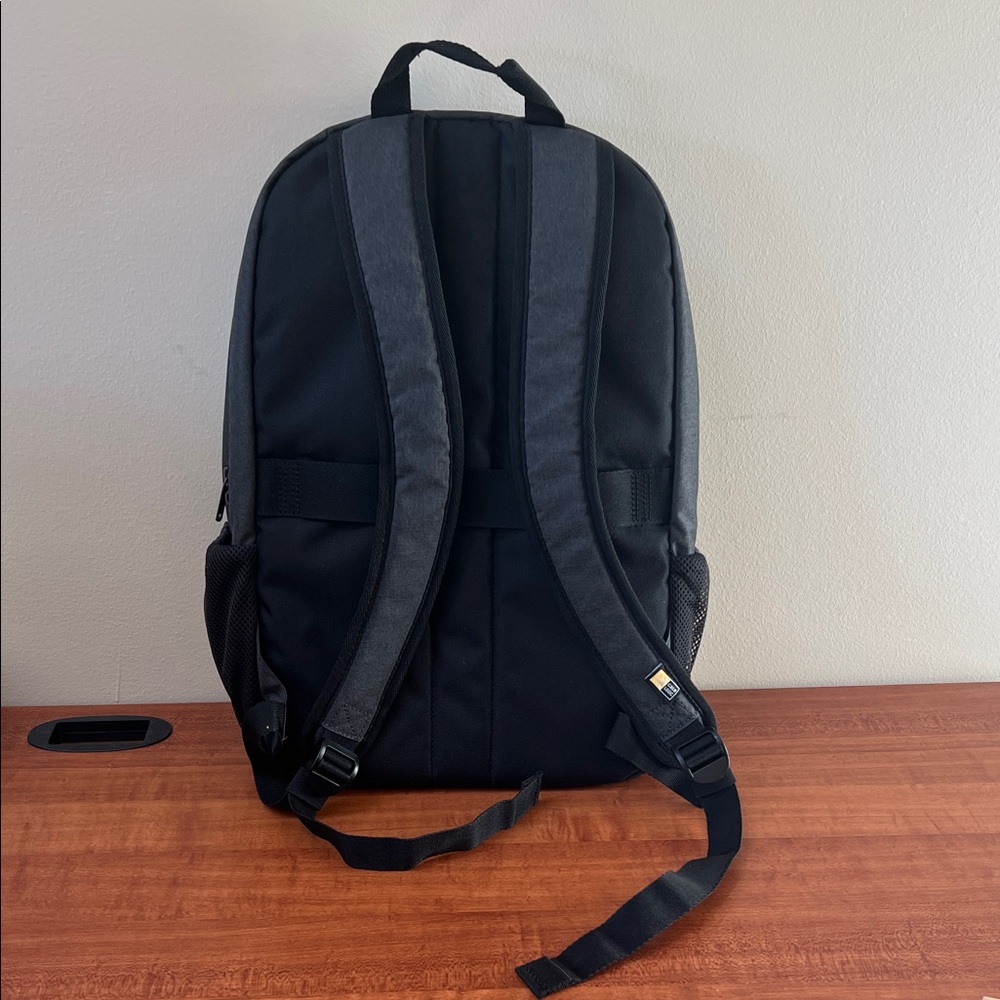 Leed's Case Logic Gray 18" Backpack - Picture 3 of 8